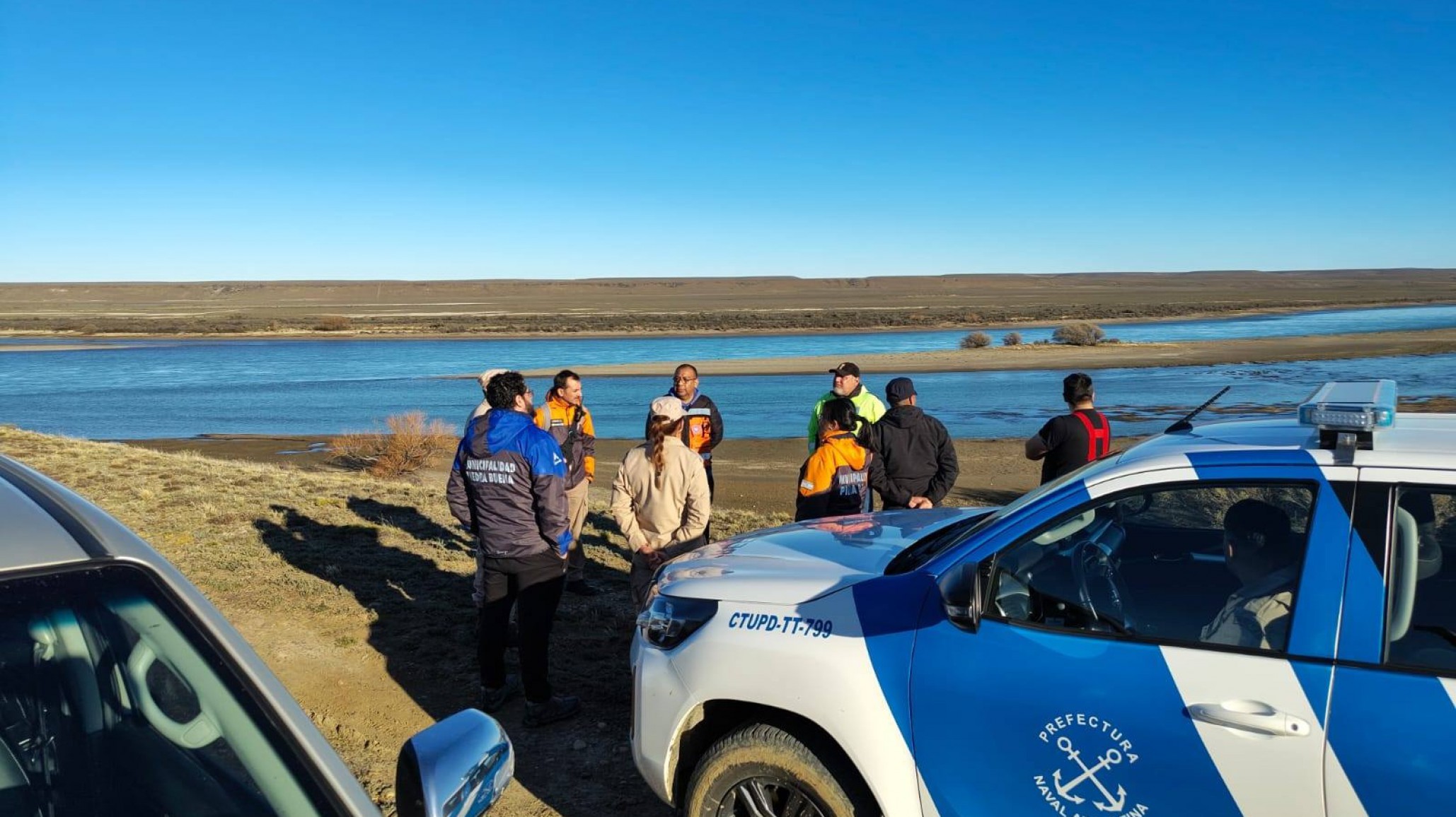 Una camioneta quedó sin el freno de mano puesto y desapareció en el río Santa Cruz