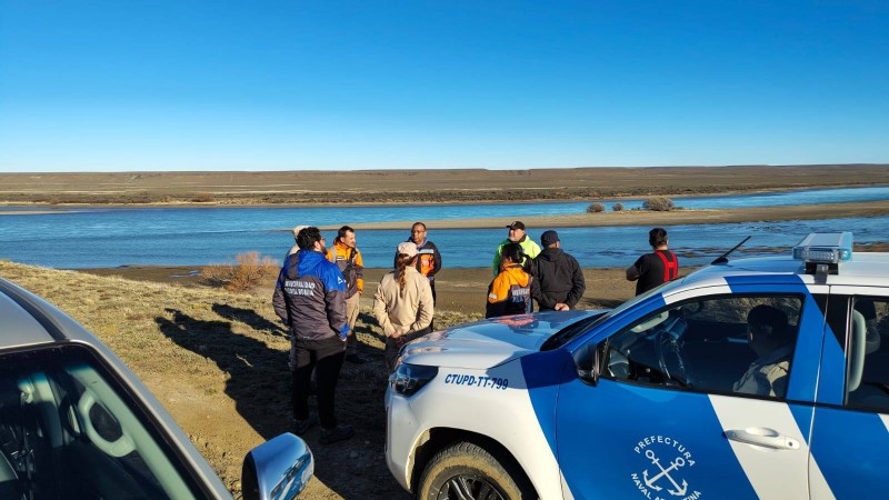 Una camioneta quedó sin el freno de mano puesto y desapareció en el río Santa Cruz