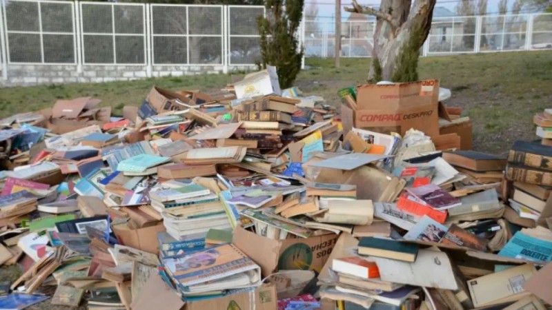 Tiraron los libros de la primera biblioteca popular del Chubut