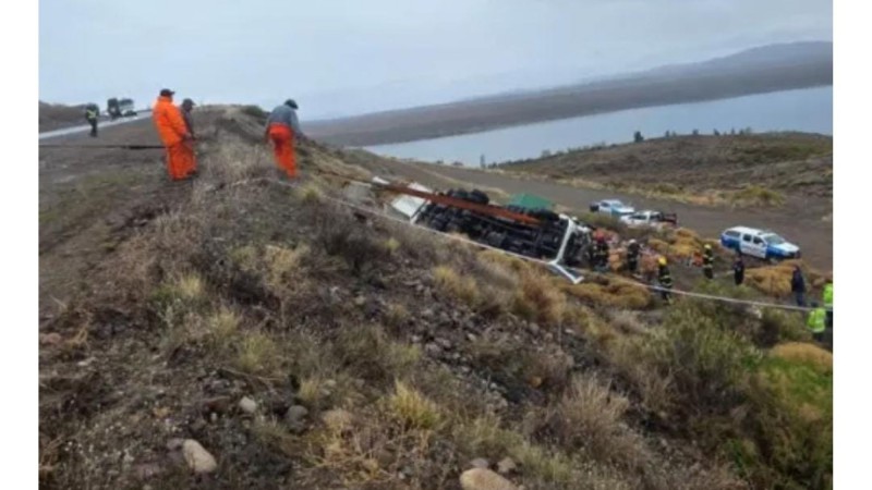 Murió un camionero barilochense de 33 años tras volcar en la ruta