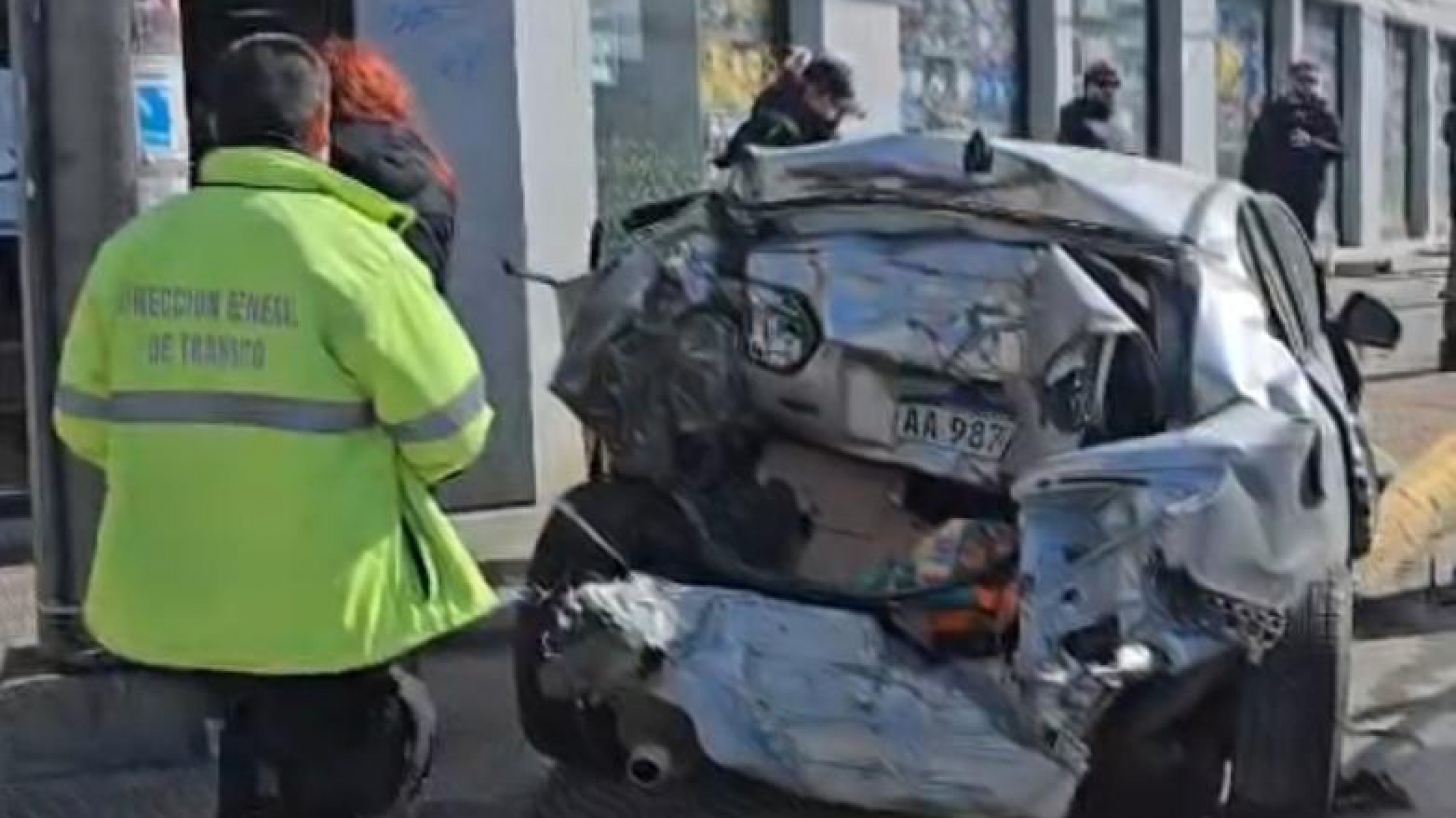 Colectivo fuera de control en Güemes y San Martín: un herido y cuatro autos dañados