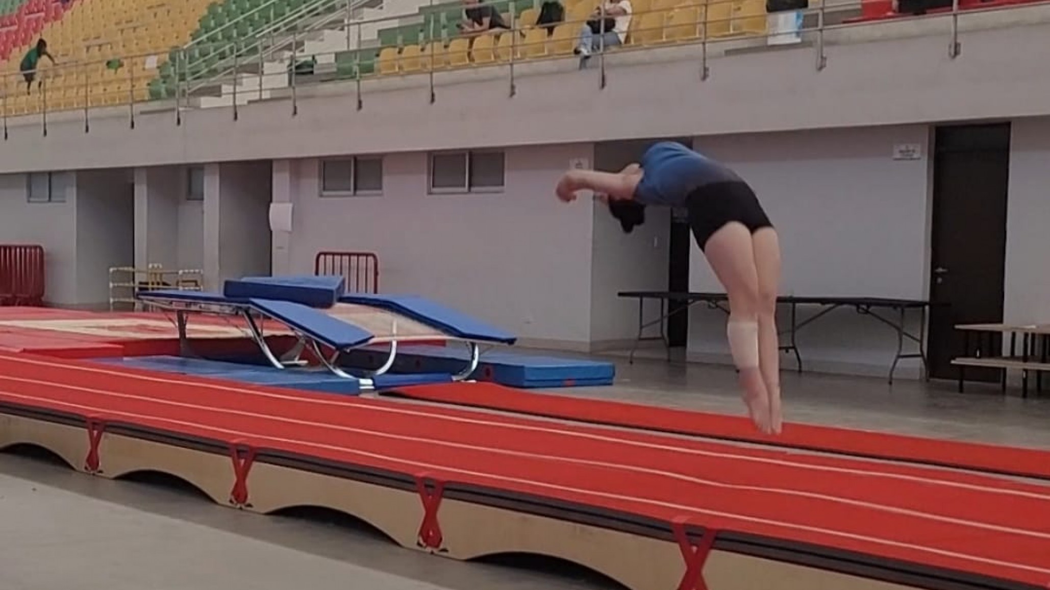 Comodorenses debutan en el Sudamericano de Gimnasia Trampolín Cochabamba 2025