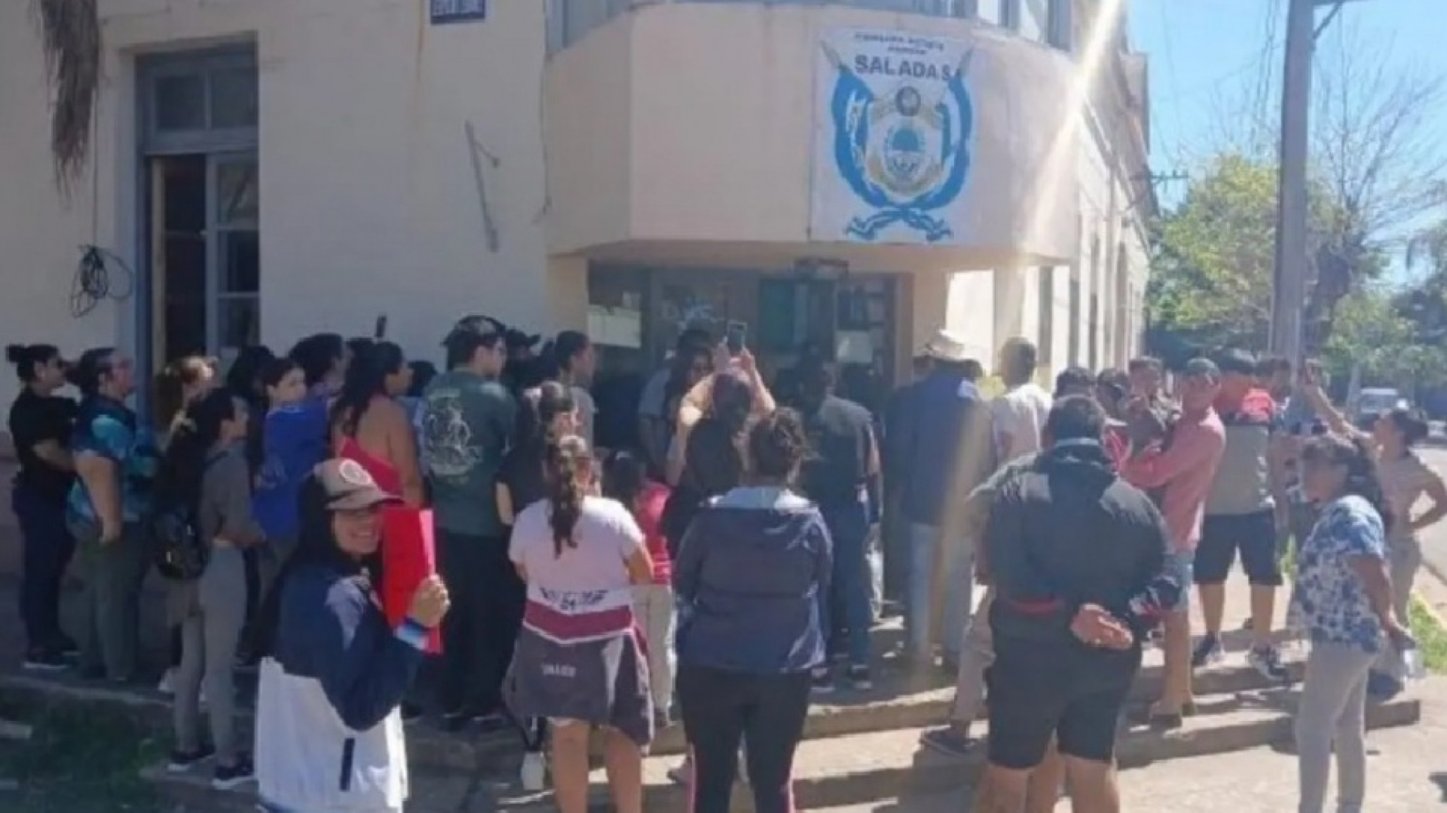 Un docente está detenido y acusado de abusar sexualmente de su vecino de 25 años