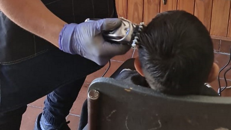 Tu corte, su plato: este domingo un alimento no perecedero vale un corte de pelo en Caleta Cordova