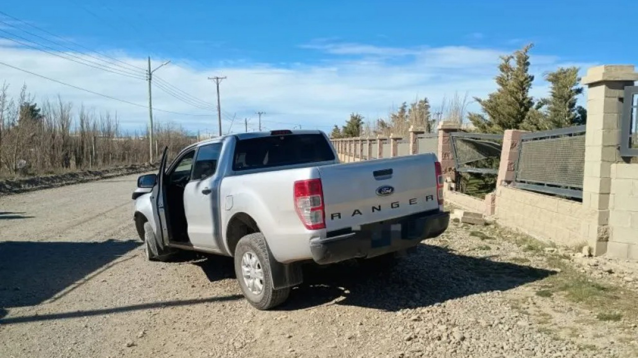 Perdió el control de su camioneta y chocó contra el paredón de una casa