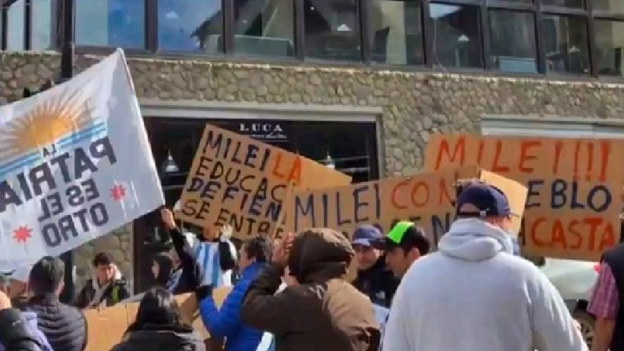 Milei no pudo realizar su acto en Ushuaia y debió regresar a Buenos Aires