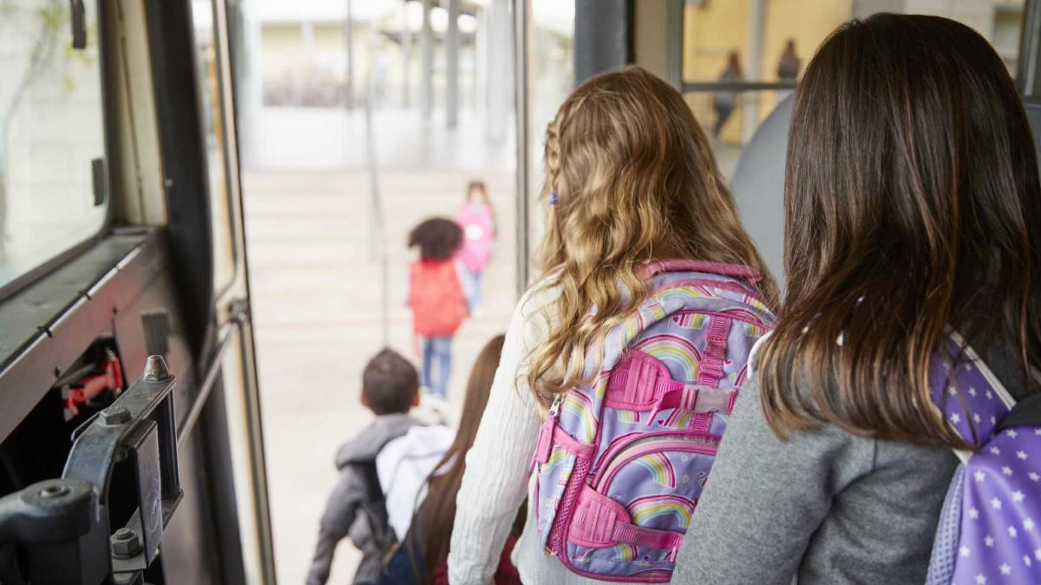 Escándalo en viaje escolar: un chofer y la coordinadora dieron positivo en test de drogas
