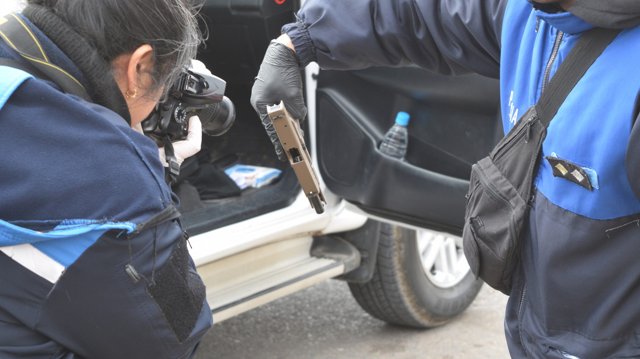 Ataque armado al Sindicato Petrolero: persecución, tres detenidos y un arma cargada dentro de una Hilux