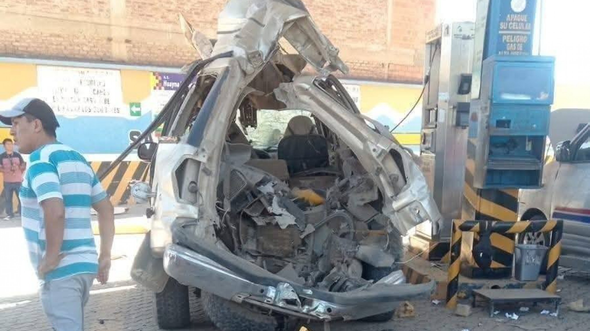 Tres heridos tras la explosión de un auto que cargaba gas en una estación de servicio