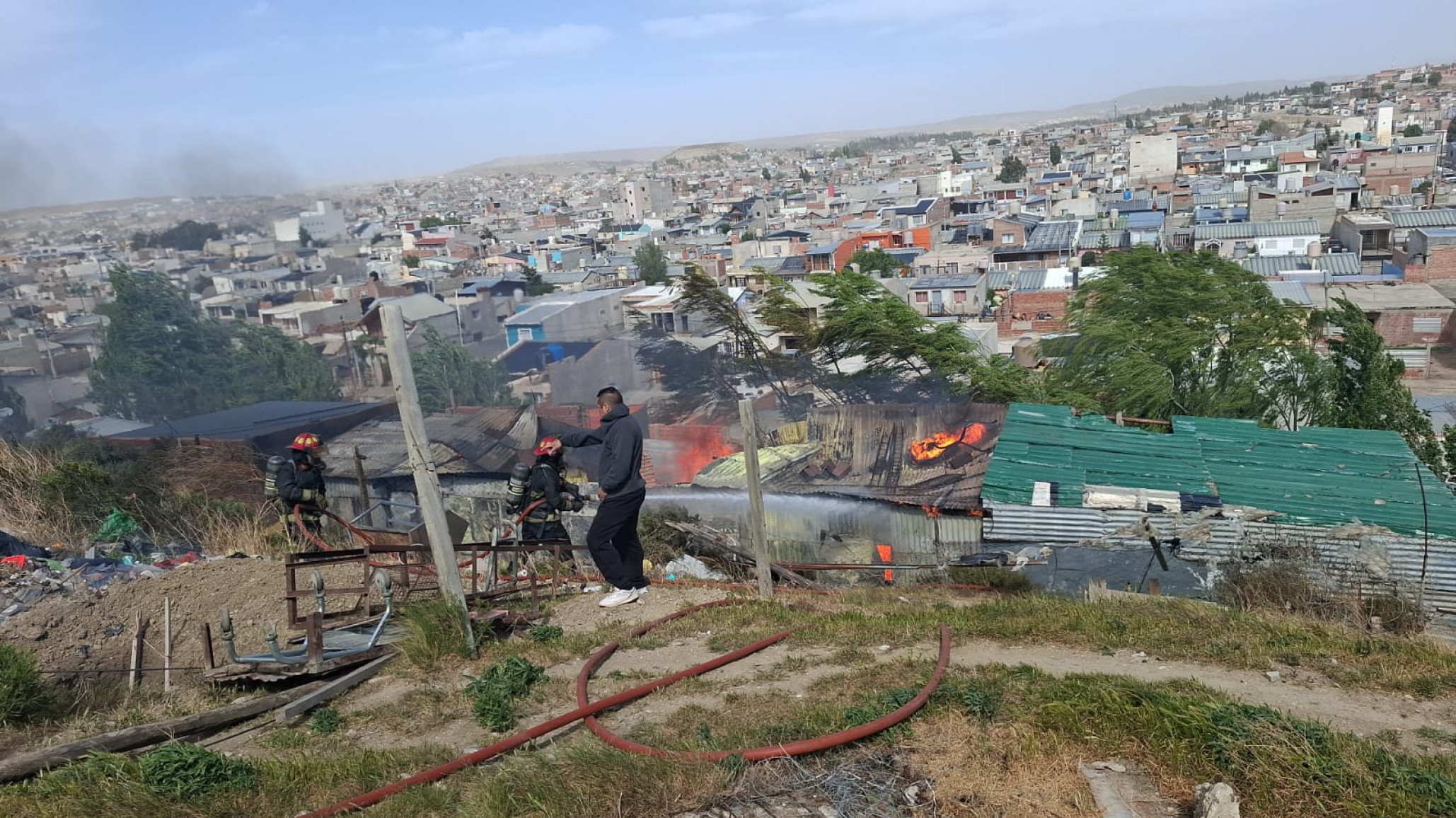 Un incendió destruyó una casa en el barrio San Cayetano: pérdidas totales