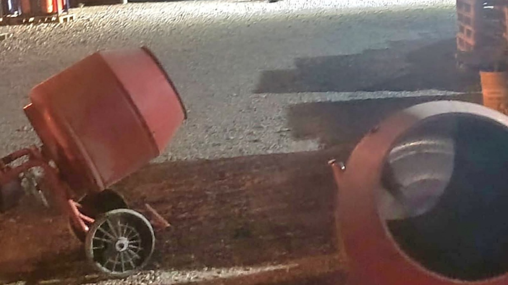 Dos hombres detenidos por intentar robar dos hormigoneras en un predio en Av. Yrigoyen