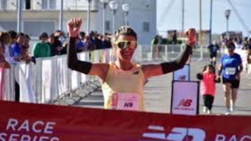 Laureano Rosa y Luján Urrutia se coronaron en los 21K New Balance Comodoro