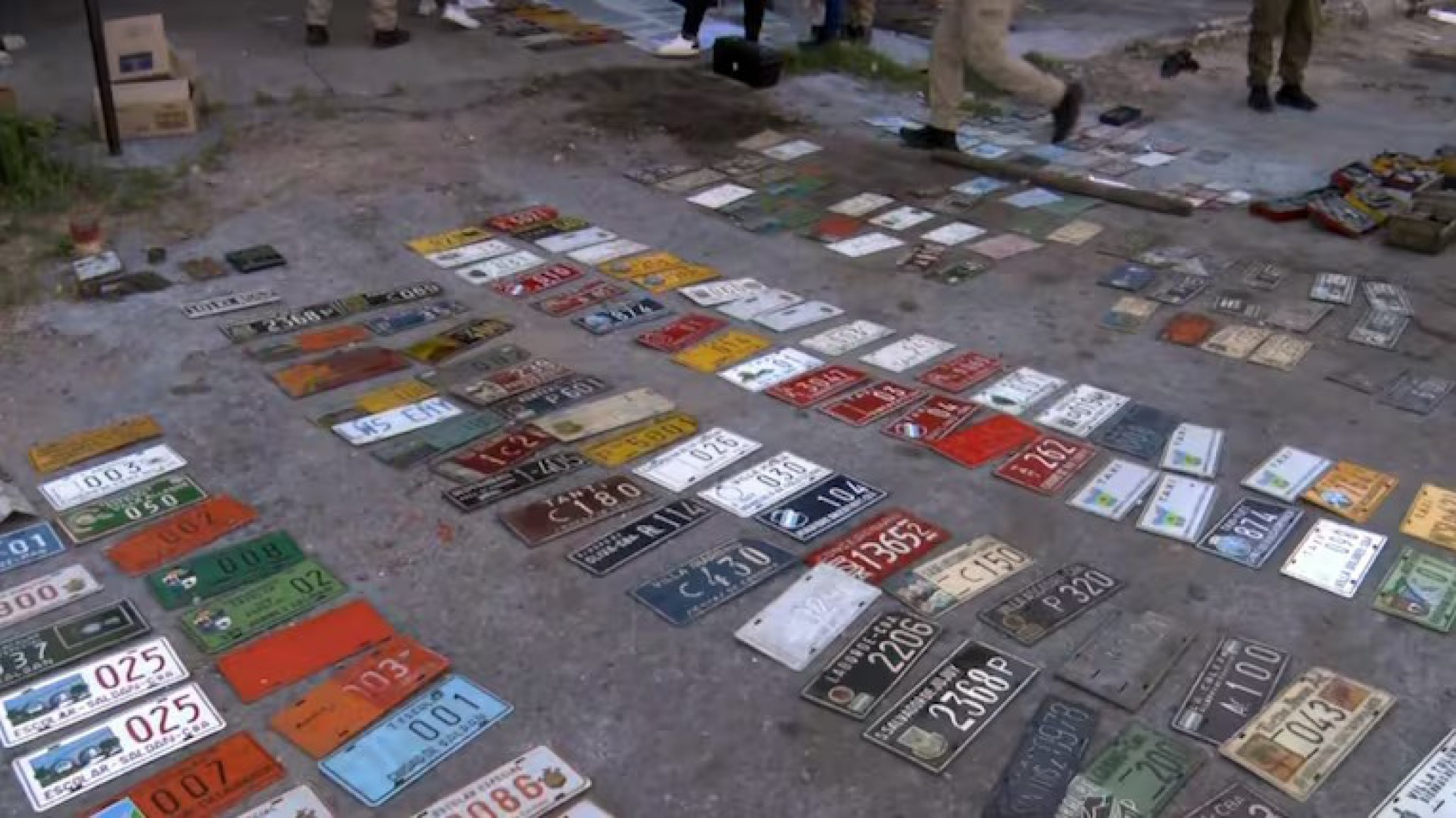 Desbarataron una red que vendía patentes truchas por internet a todo el país