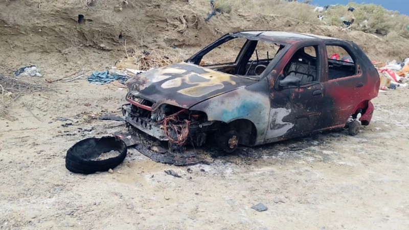Encontraron un Fiat Palio totalmente calcinado en un camino rural de Comodoro