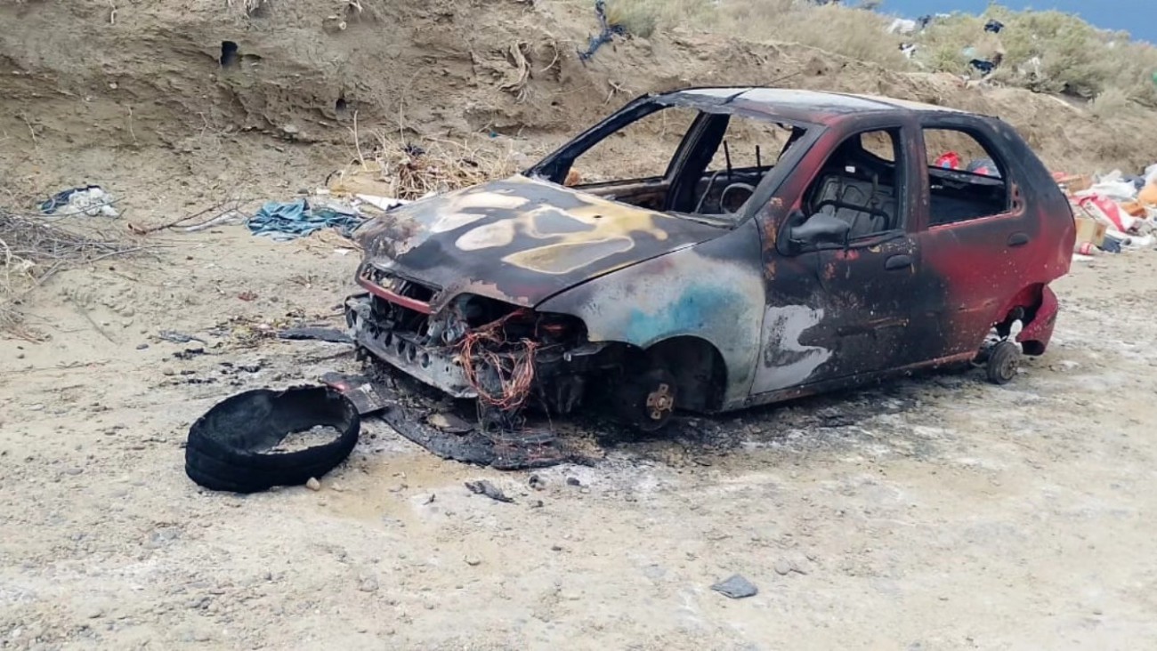 Encontraron un Fiat Palio totalmente calcinado en un camino rural de Comodoro