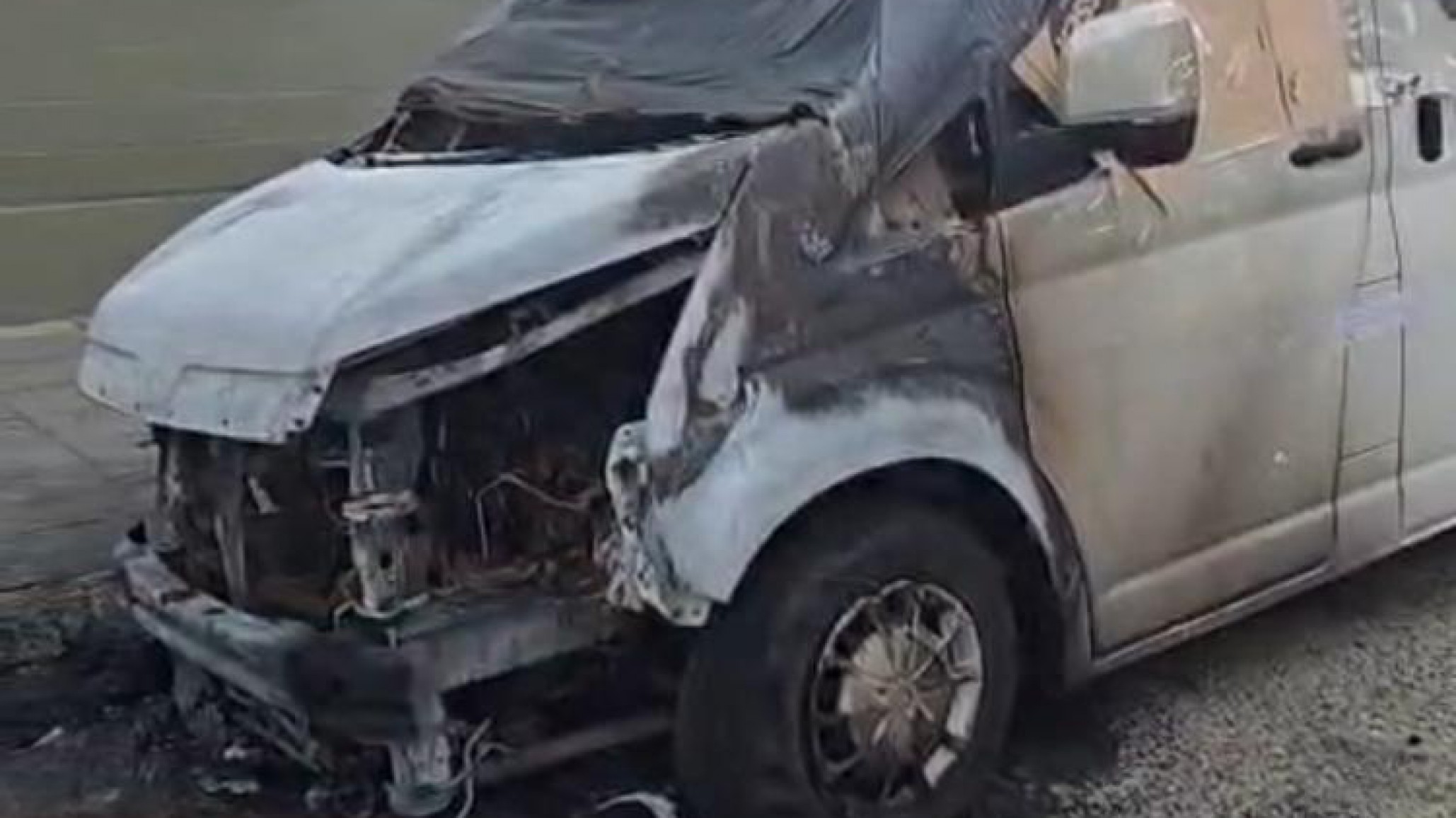 "Un sujeto arrojó un líquido inflamable y lo encendió": investigan el incendio de la camioneta usada en el tiroteo