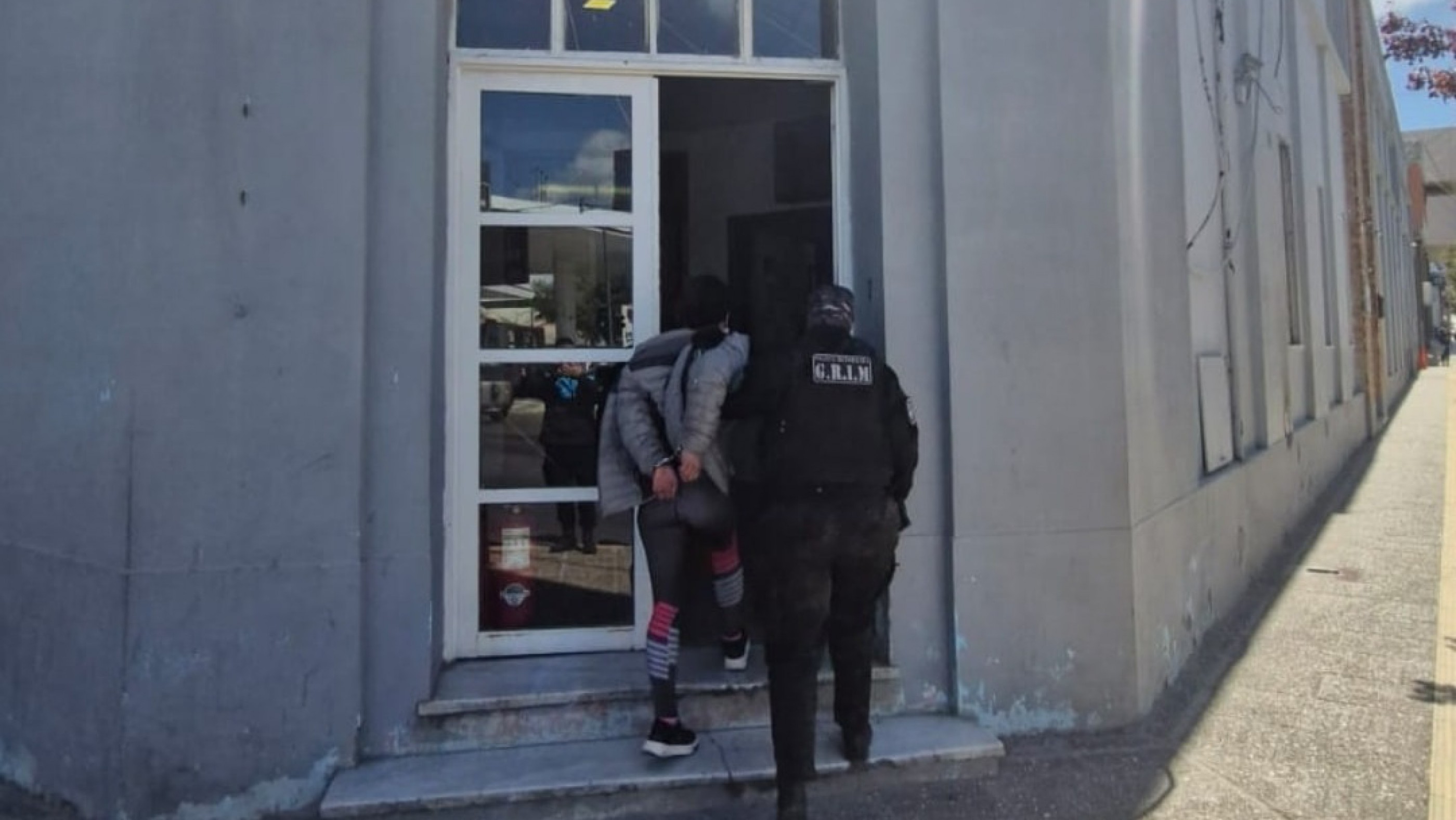 Detuvieron a una joven con pedido de captura dentro de La Anónima