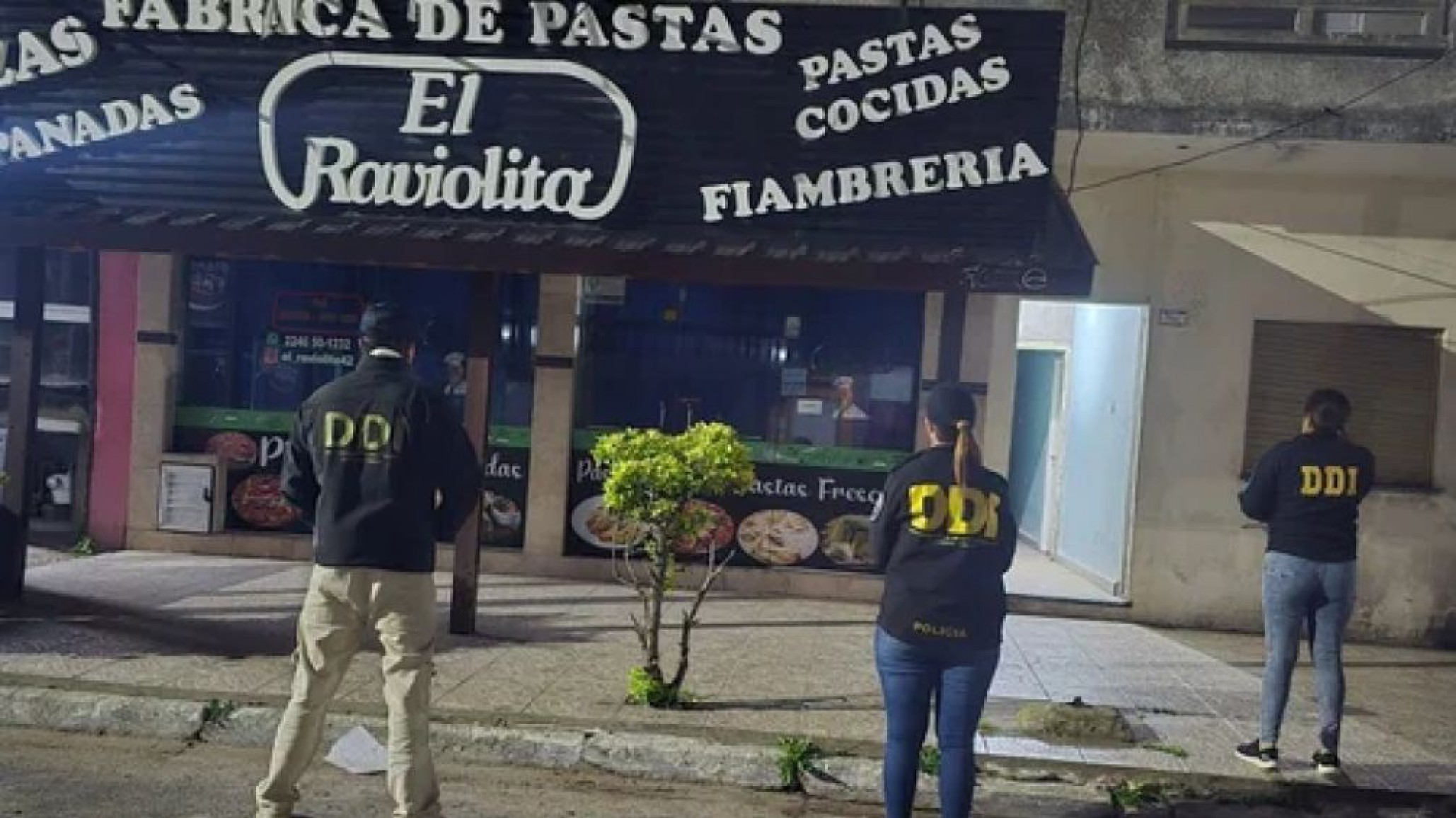 Dueño de una fábrica de pastas apareció muerto y enterrado en el jardín de su empleado: los macabros detalles