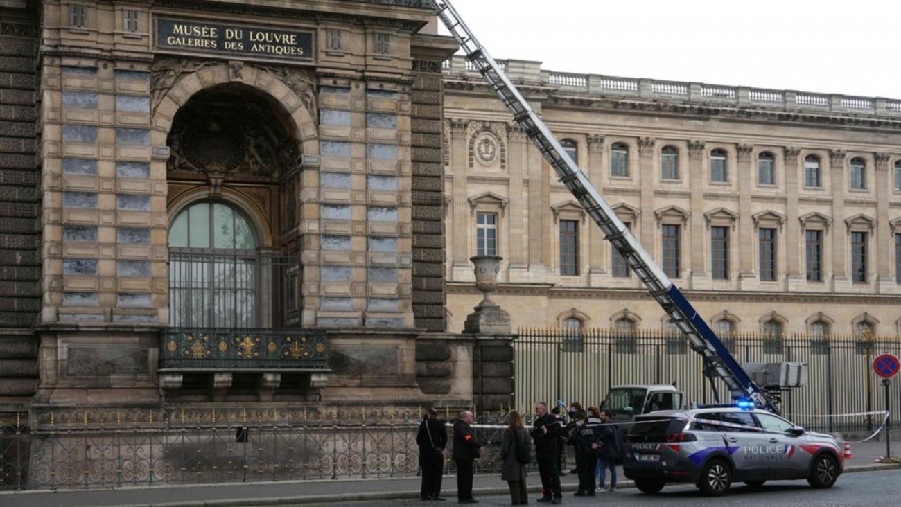 Ladrones aprovecharon tareas de remodelación en la fachada y robaron joyas de la corona francesa del Louvre