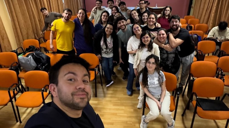 Lucas Quelin, el médico comodorense que triunfa en Buenos Aires y volvió a su ciudad para hablar de salud sexual en la UNPSJB