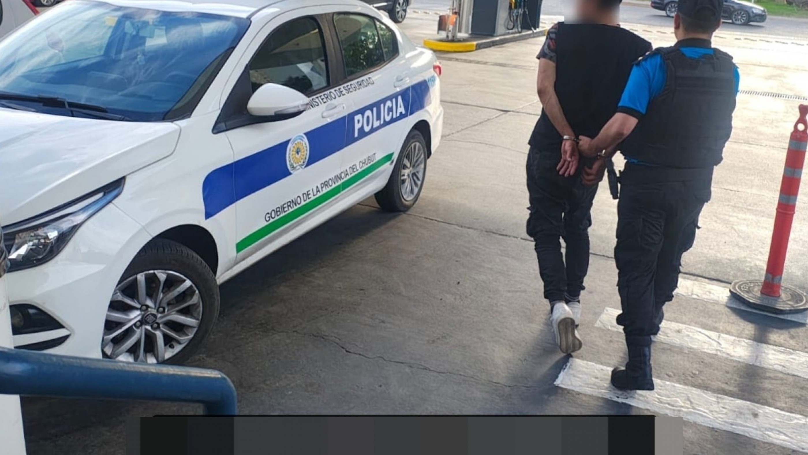 Tomaba alcohol en una estación y la Policía descubrió que era un prófugo