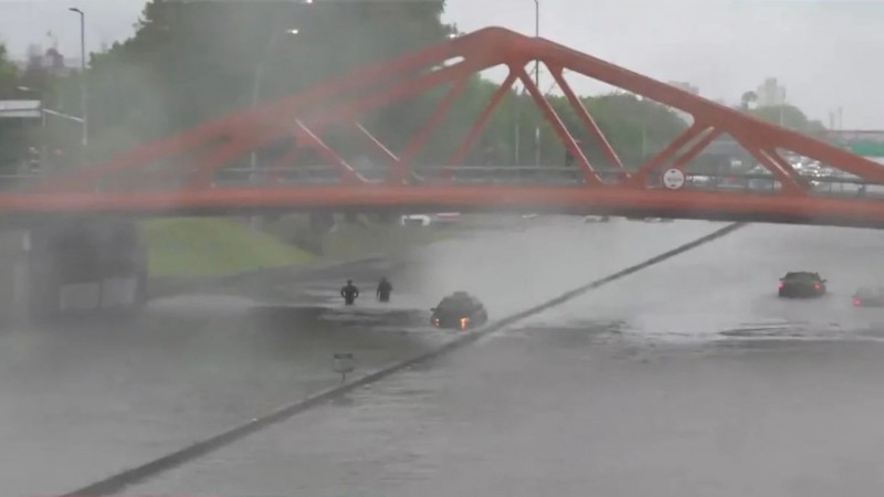 Tragedia en las inundaciones del AMBA: taxista se descompensó en la General Paz y murió durante el diluvio