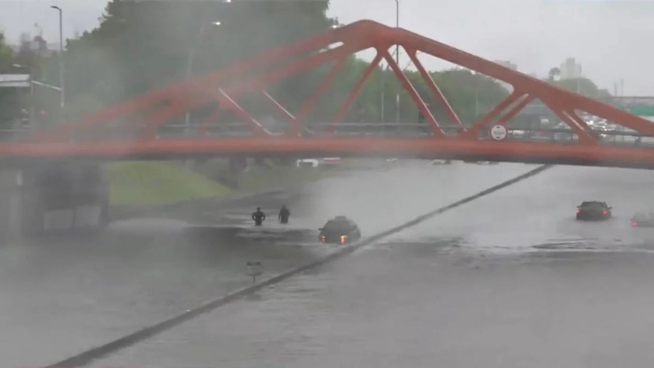 Tragedia en las inundaciones del AMBA: taxista se descompensó en la General Paz y murió durante el diluvio