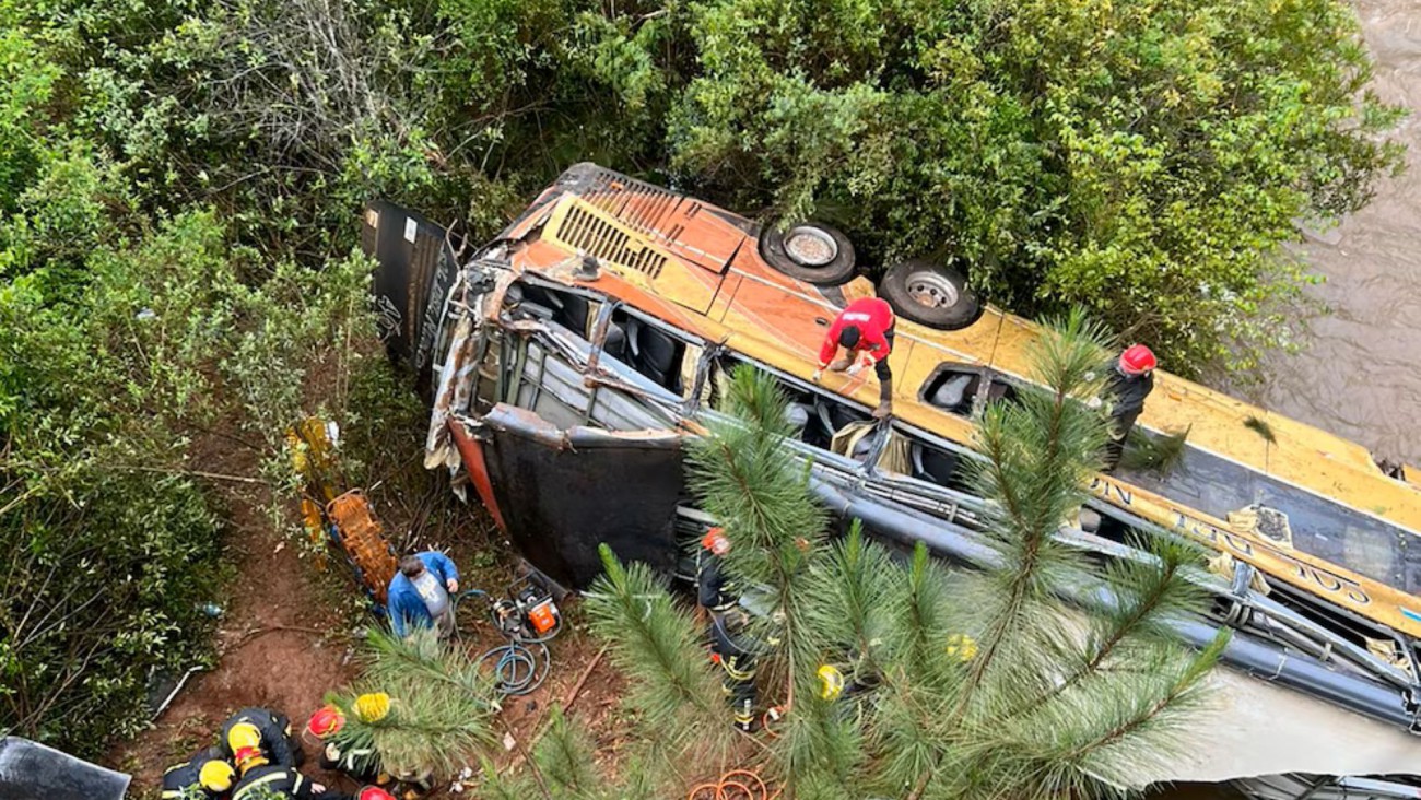 Tragedia en Misiones: un colectivo cayó de un puente a un arroyo y dejó al menos siete muertos