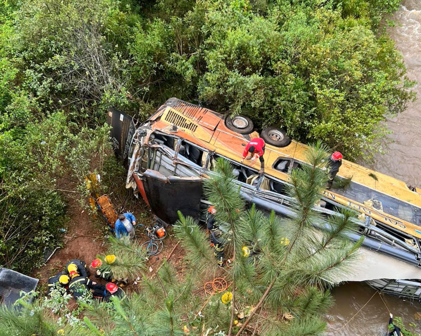 Tragedia en Misiones: un colectivo cayó de un puente a un arroyo y dejó al menos siete muertos