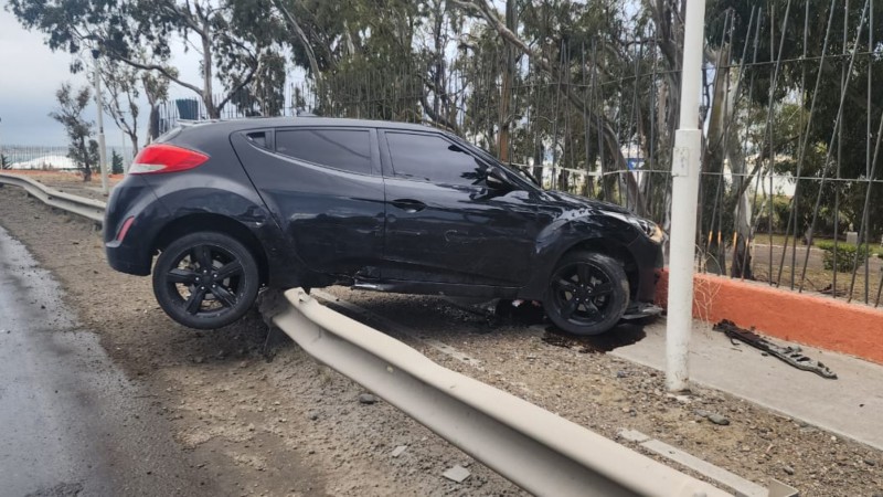Despistó y chocó contra el cerco perimetral