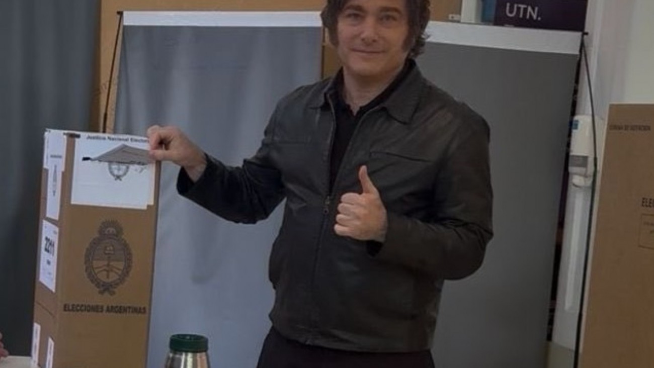 Javier Milei votó junto a Karina y no dio declaraciones