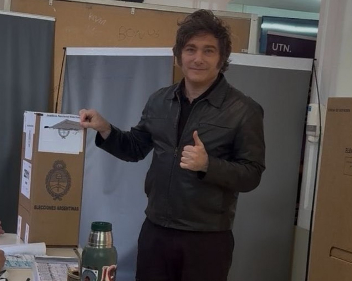 Javier Milei votó junto a Karina y no dio declaraciones