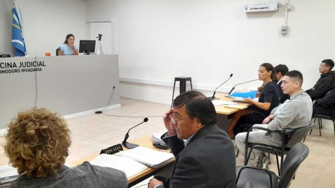 Robo a tres adolescentes en parada de colectivo: el viernes se conocerá la pena para los imputados