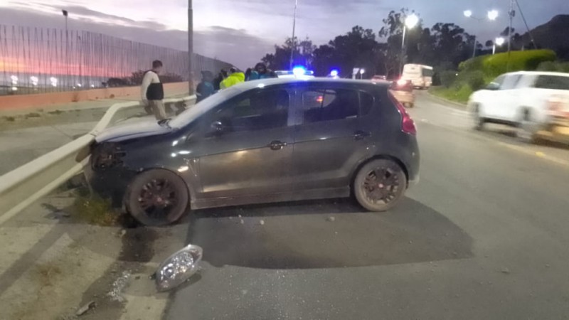Conducía alcoholizado, perdió el control y despistó sobre la avenida