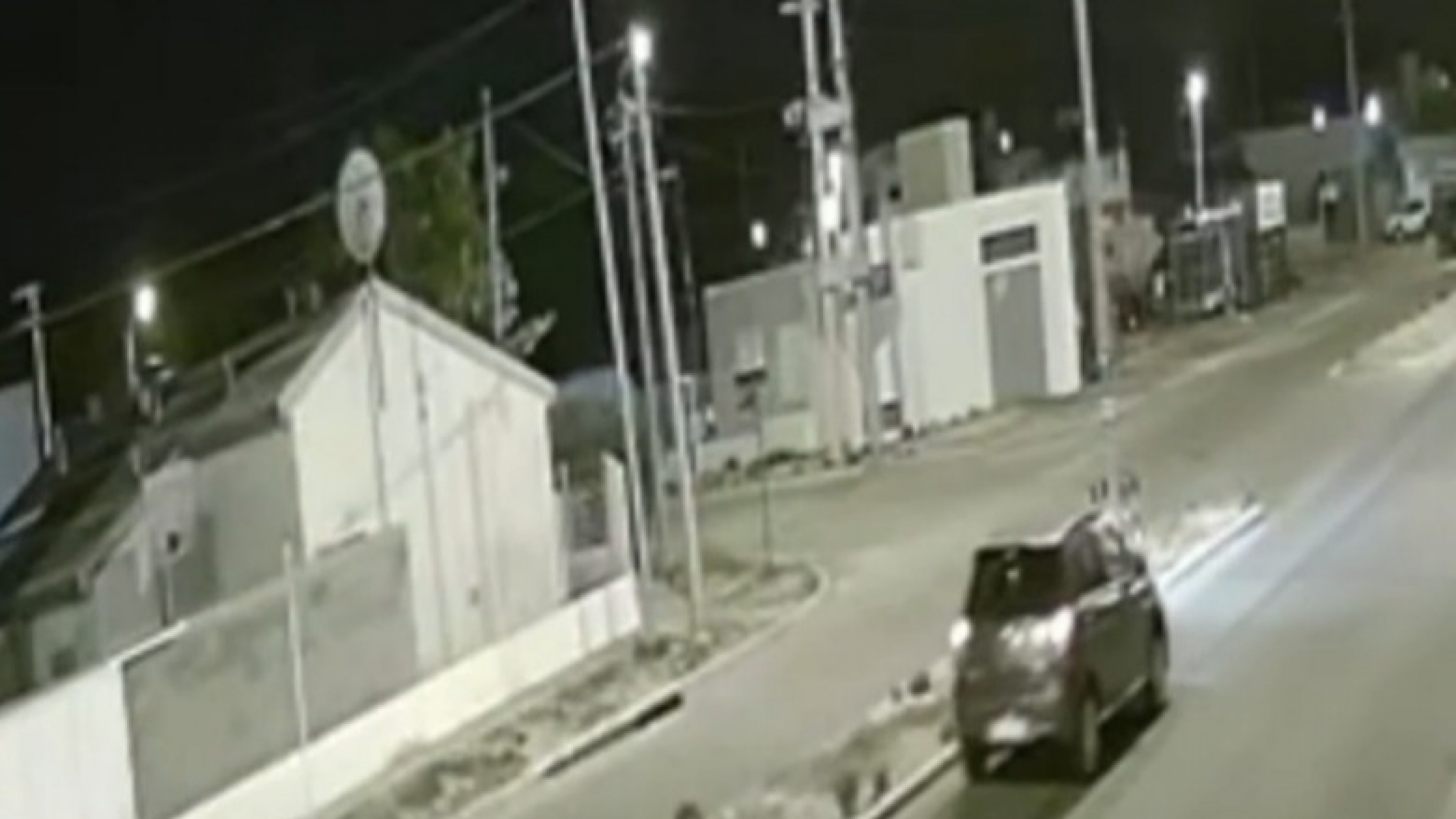 Buscan al conductor de un Toyota Etios que chocó y destruyó un auto estacionado en Kilómetro 5