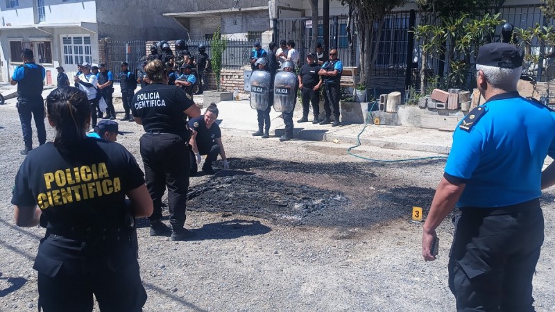 Manifestación por el bebé muerto en Madryn: dos policías heridas, una en terapia intensiva