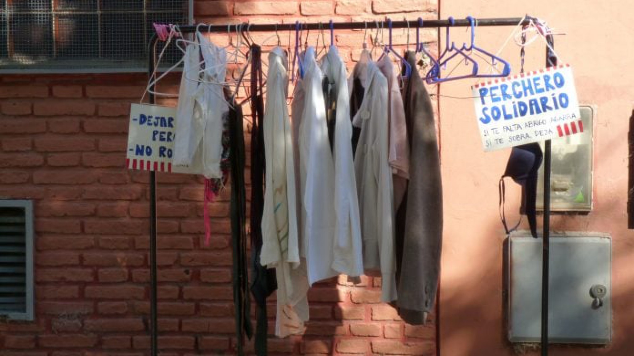 Perchero Solidario en Comodoro: Llevarán donaciones a los barrios 30 de Octubre y Abel Amaya