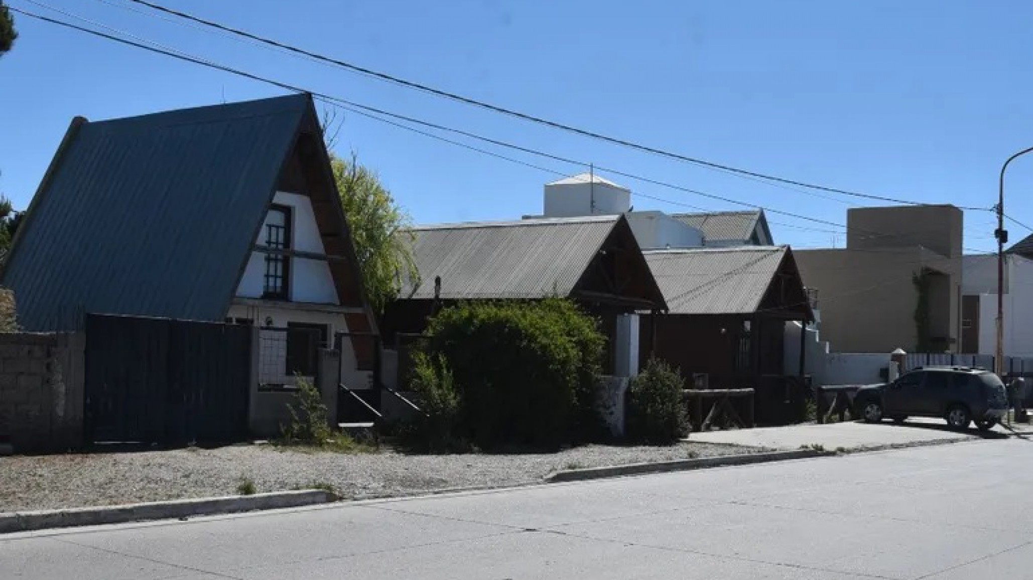 Caleta Olivia: Dos encapuchados ingresaron a cabañas, robaron un vehículo y balearon a un hombre en la pierna