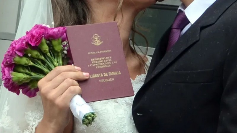 Empleada de un Registro Civil solicitó una "contribución" de $90.000 a recién casados: la investigación
