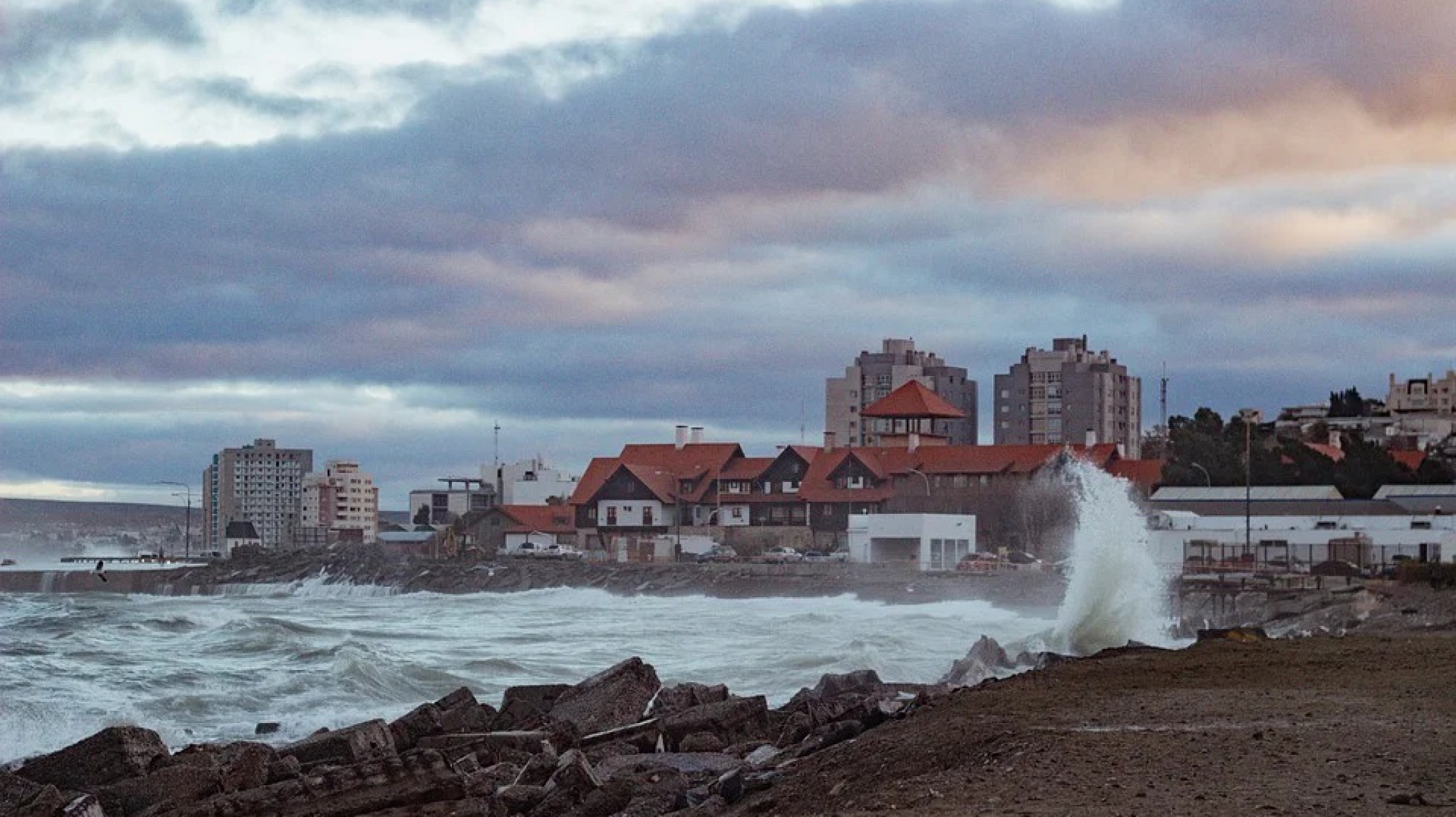 Alerta en Comodoro: el sábado arranca con ráfagas de 60 km/h
