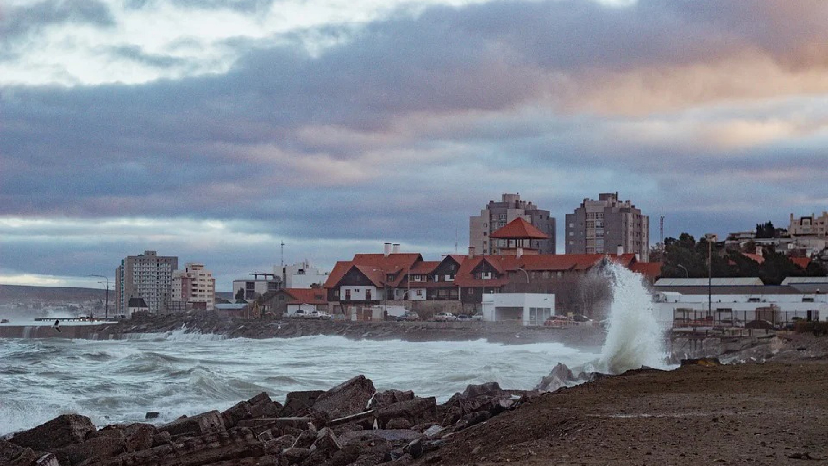 Alerta en Comodoro: el sábado arranca con ráfagas de 60 km/h