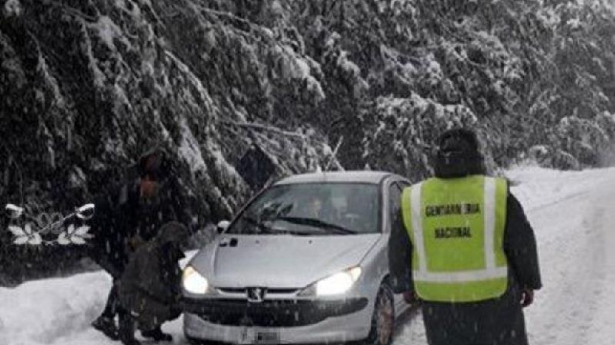 Así brindan asistencia a los ciudadanos afectados por las intensas nevadas
El Personal de Gendarmería encauzó el transito, entregó provisiones y brindó la información necesaria para evitar consecuencias que puedan afectar la seguridad de personas y vehícu