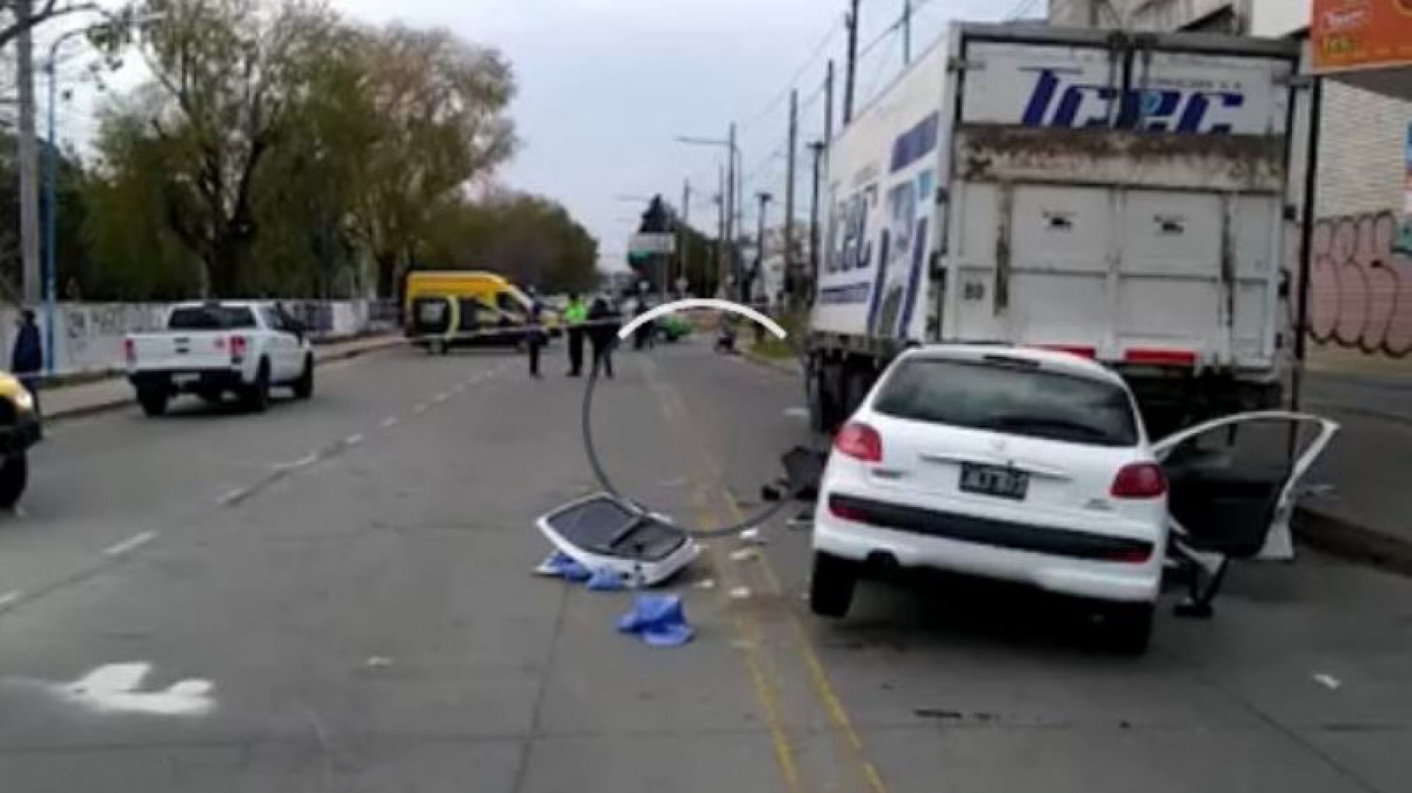 Un auto chocó contra un camión estacionado, fallecieron dos hermanas y su prima