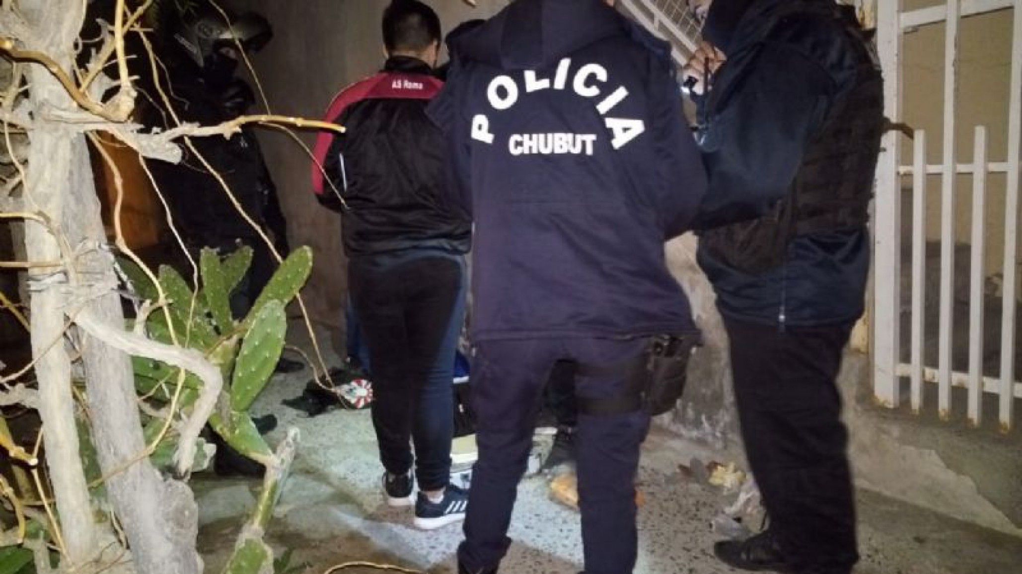Dos hombres estaban consumiendo alcohol y cuando vieron que se acercaban policías descartaron marihuana