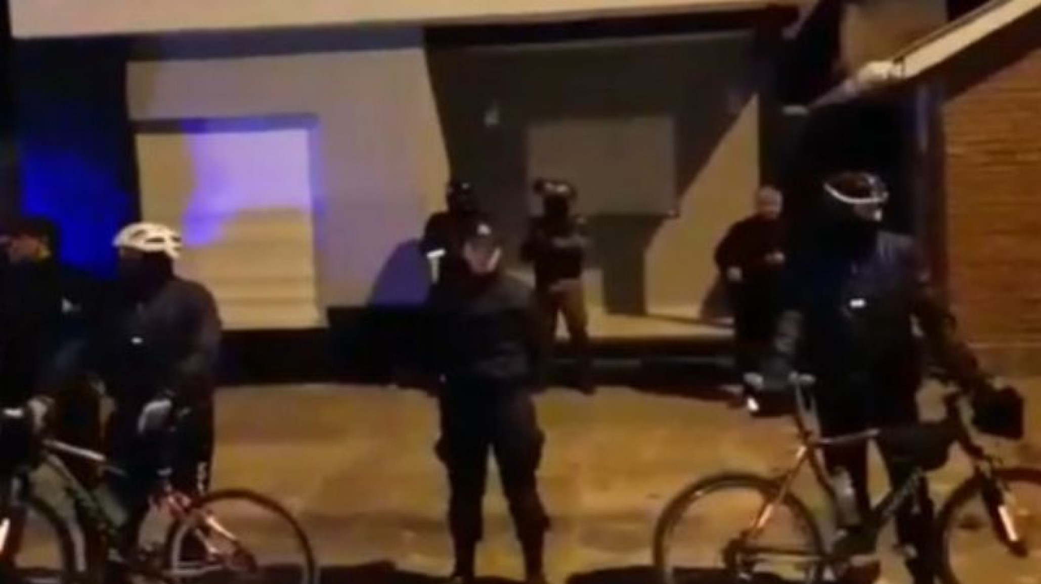 Nuevamente empleados se manifestaron en las afueras de las casas de funcionarios por el atraso en el pago de sueldos