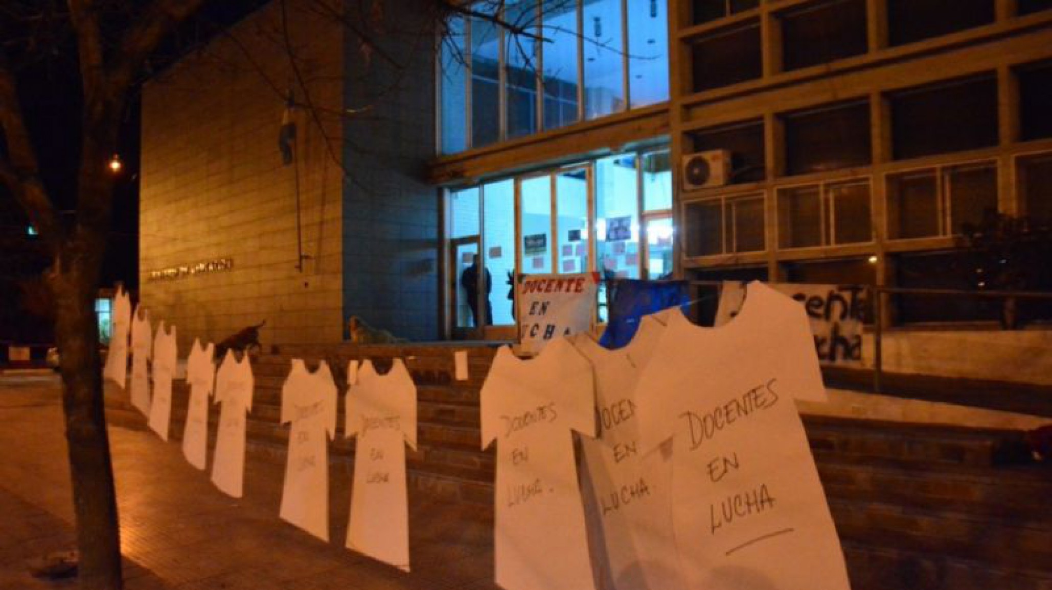 Protestas: docentes acampan fuera del Ministerio de Educación