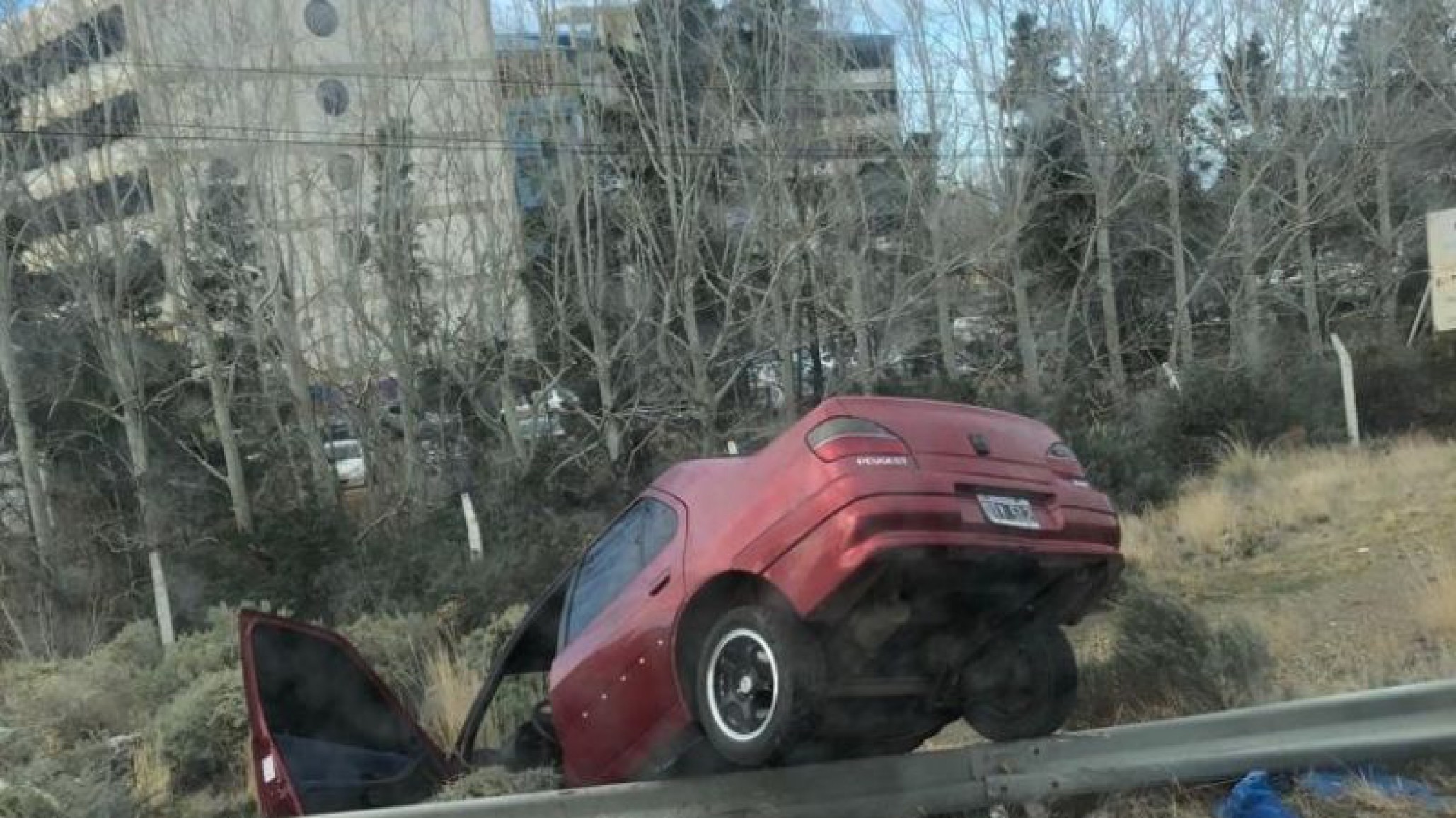 Volcó un vehículo en el sector de ingreso a la Universidad