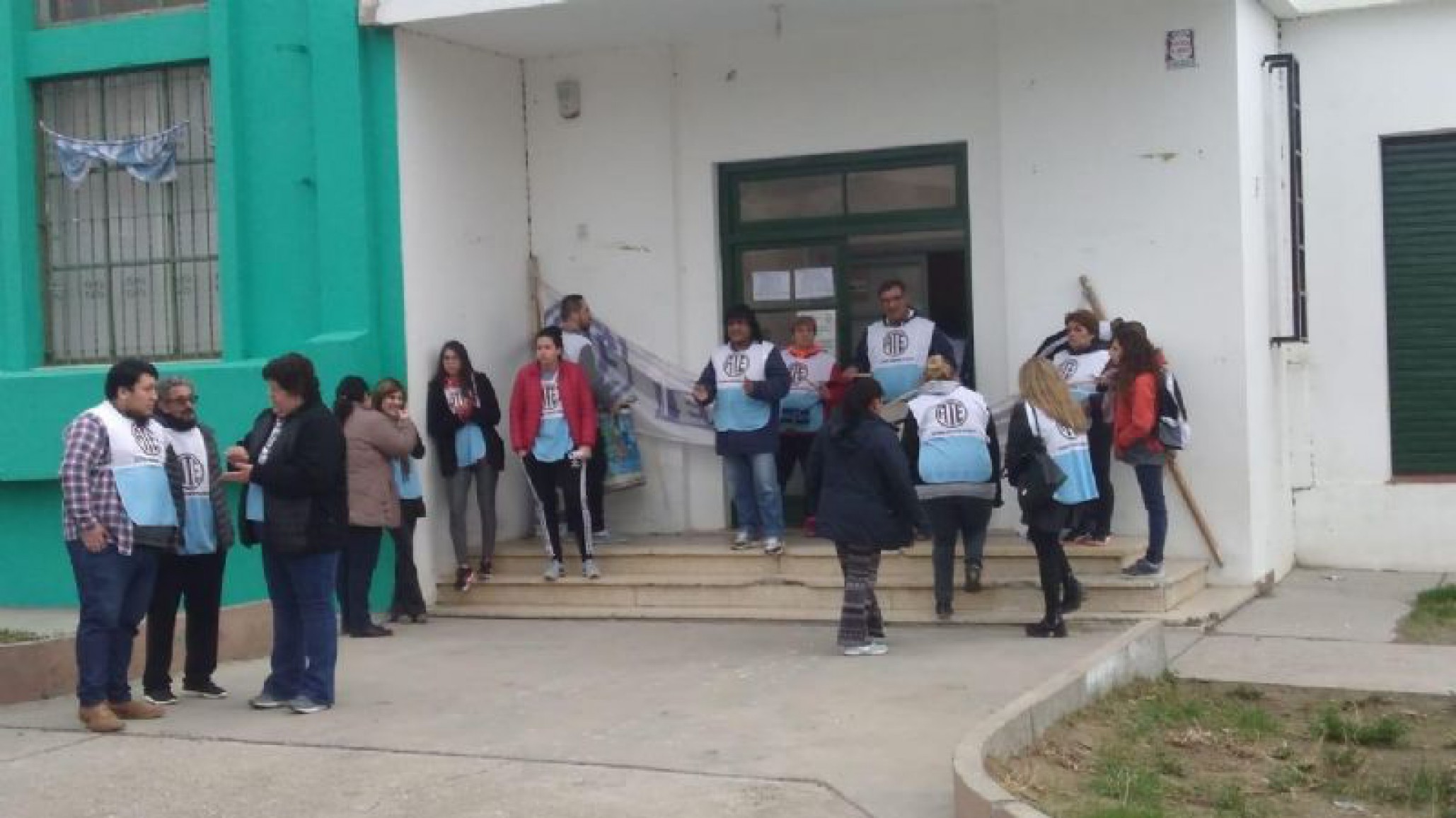 IPV : Así los empleados se manifiestan en las puertas del Instituto
