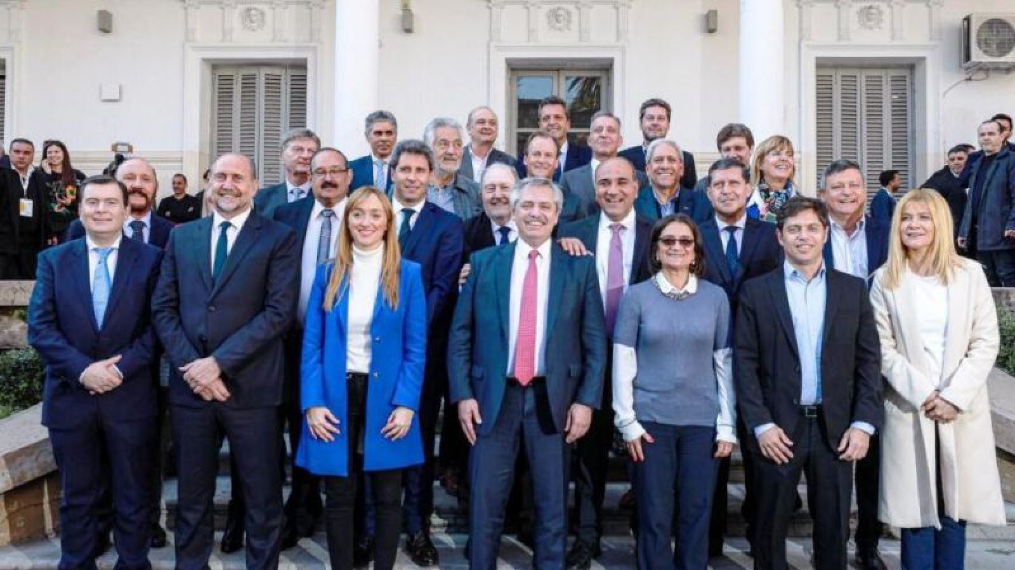 Fernández firmó con Arcioni un acta de compromiso en beneficio de la provincia