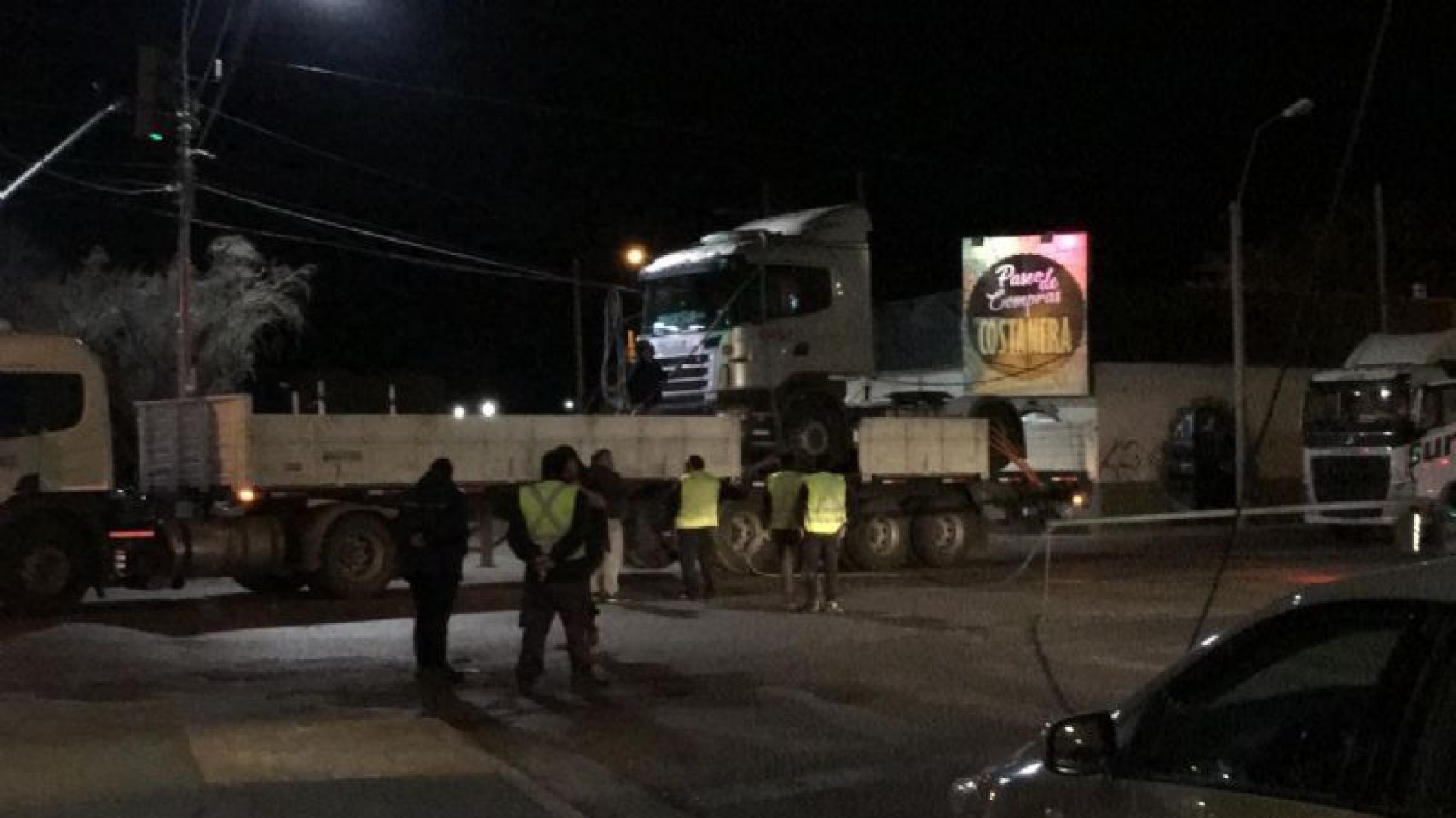 Un camión tiró el semáforo de la esquina de San Martín y Ruta 3